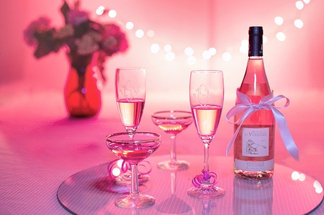 https://www.declicbar.com/wp-content/uploads/2020/05/pink-wine-1964457_640.jpg